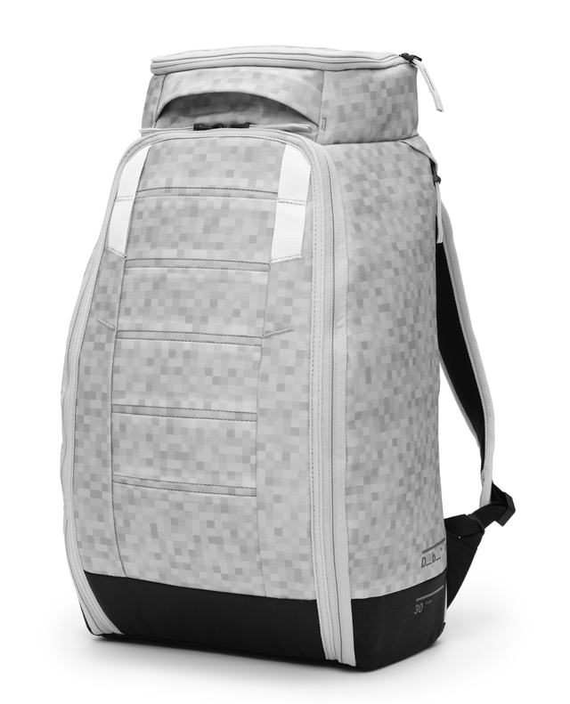 D_b_ Hugger Backpack 30L i färgen White Noise, en vit och mönstrad ryggsäck för skidåkare.