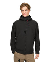 Man i svart Klättermusen Drifa Hood Jacket isoleringsjacka för herr med huva.