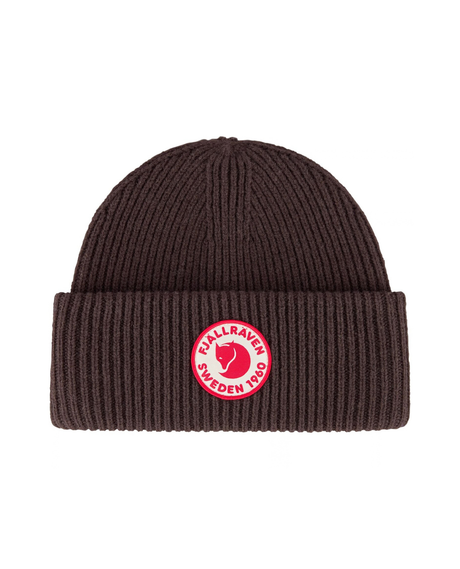 Fjällräven 1960 Logo Hat i färgen Black Oak – mjuk och värmande ribbstickad mössa för sköna dagar på berget.