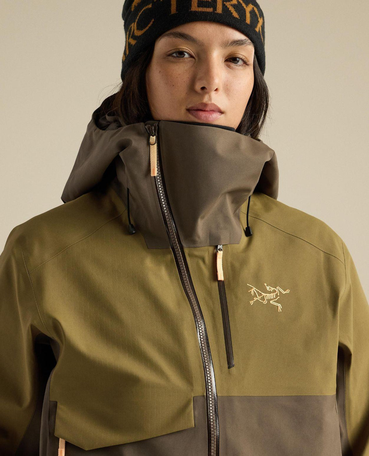 Arc'teryx Sidewinder dam skidjacka i brun färg med asymmetrisk dragkedja och hög krage.
