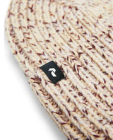 Närbild på stickad mössa Peak Performance Mason Hat i färgen Alpine Harvest med svart loggolapp.