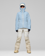 Norrøna Lofoten Gore-Tex Pro Jacket Dam i färgen Cashmere Blue på modell framifrån.