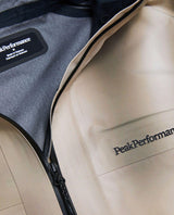 Närbild på Peak Performance Edge 3L AOP skidjacka för herr i färgen beam fade som visar dragkedja och tryckt logotyp.