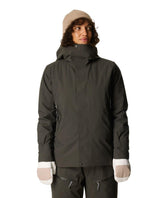 Kvinna i Houdini Ride Insulated Jacket i färgen grön illusion, mössa och skidvantar.
