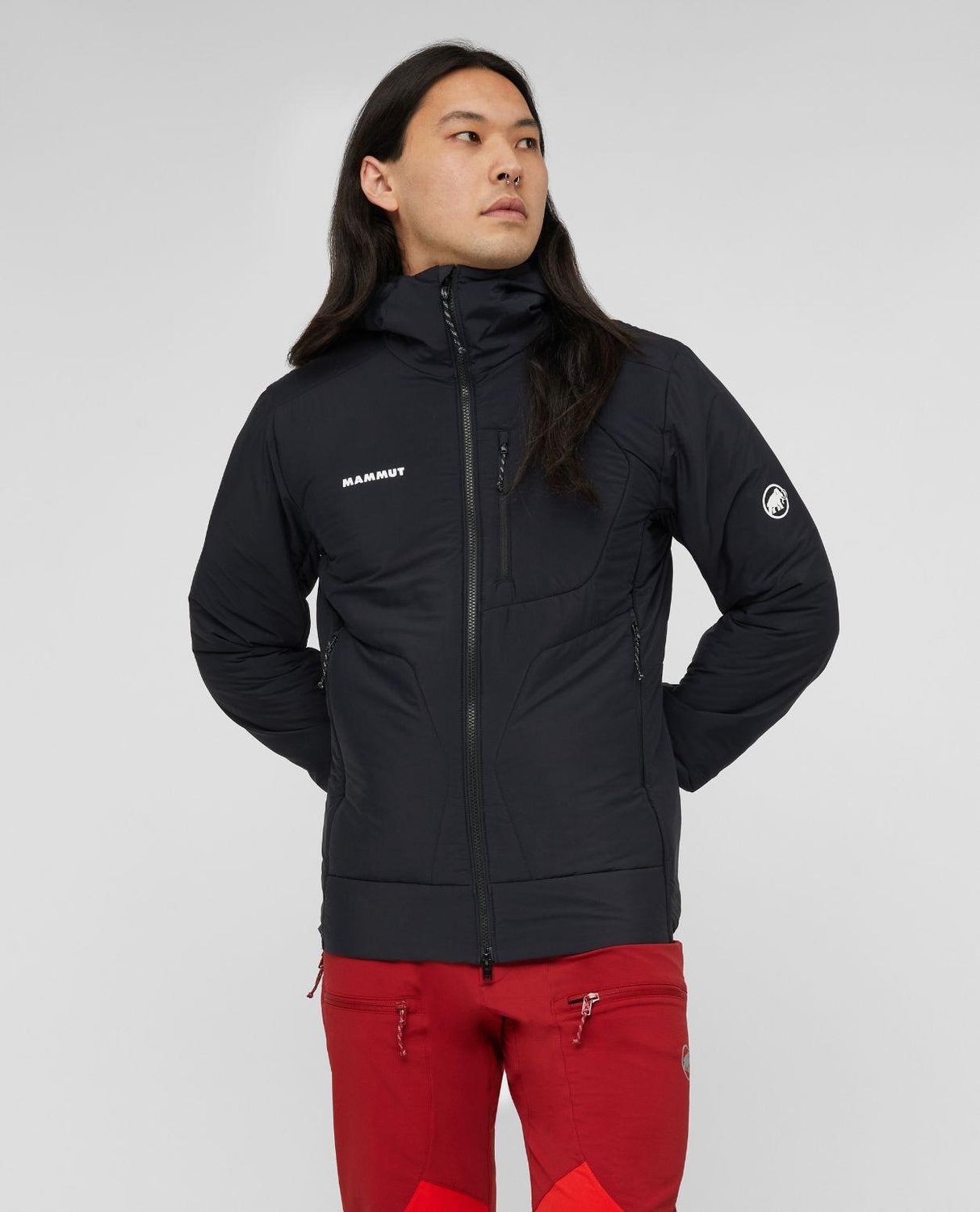 Mammut Aenergy Air IN Hooded Jacket Men i svart för herr, buren under aktivitet i snömiljö.
