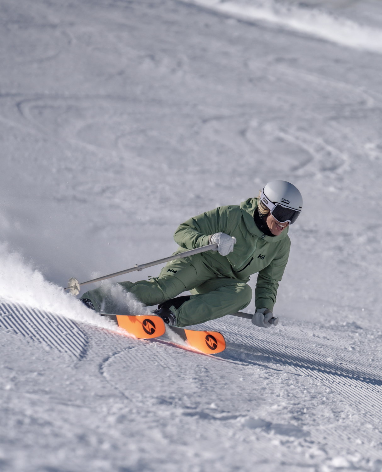 En kvinnlig skidåkare carvar i preparerad backe med Blizzard Black Pearl 88-skidor.
