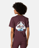 Kari Traa KT Graphic Tee i färg cocoa powder visas bakifrån med det färgglada fjälltrycket på ryggen.