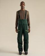 Arc'teryx Rush Bib Men skidbyxor i färgen Dark Jade på modell framifrån.