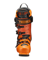 Tecnica Mach1 LV 130 alpinpjäxa i orange färg framifrån, med svarta spännen och powerstrap.