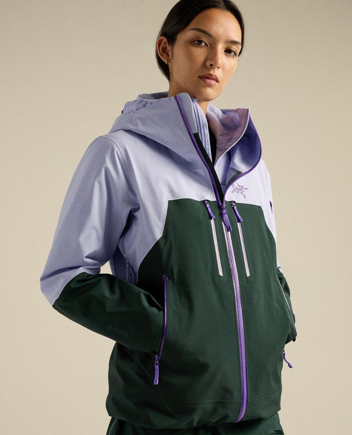 Arc'teryx Rush Jacket Women i färgen Mistline på en dammodell, vilket visar skidjackans design och dragkedjedetaljer.