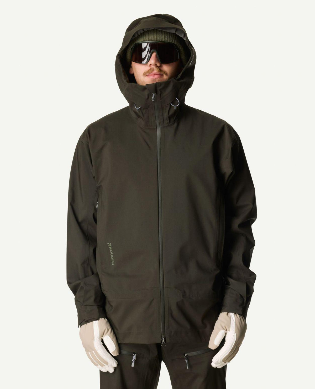 Houdini Ride Jacket II i färgen Green Illusion på modell framifrån.