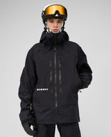 Skidåkare i svart Mammut Eiger Free Pro HS Hooded Jacket med hjälm och skidglasögon.