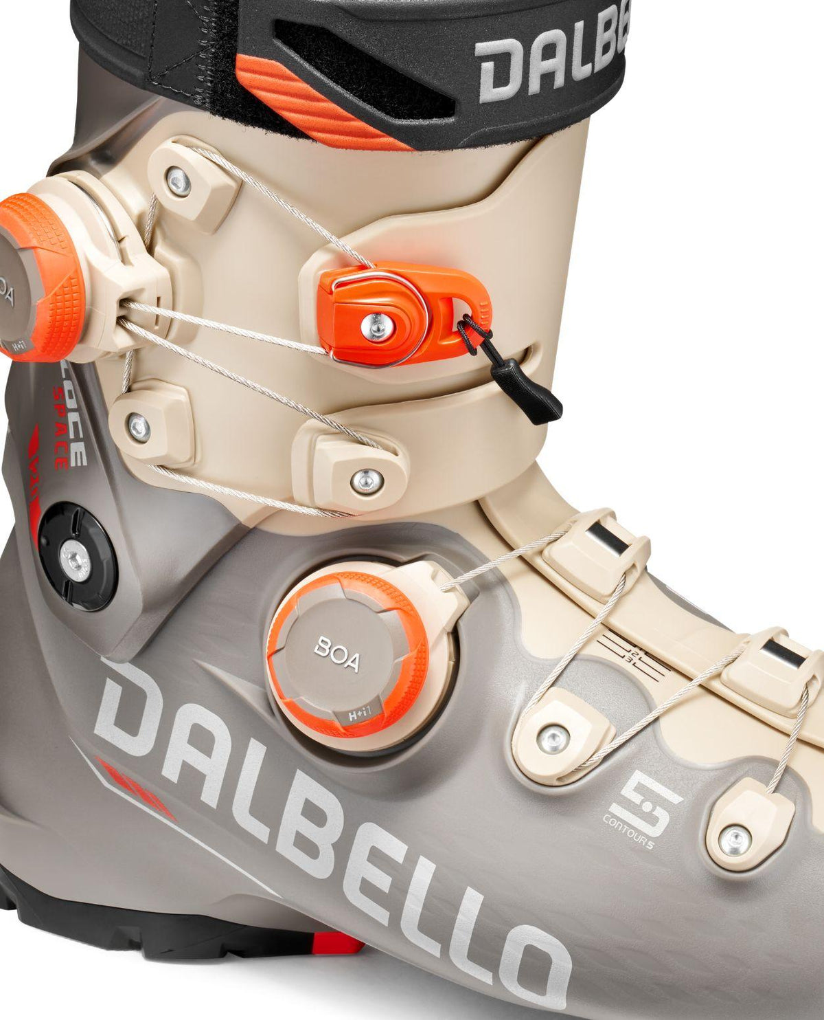 Närbild på Dalbello Veloce Space Dual 120 alpinpjäxa som visar BOA-systemet och orangea detaljer.