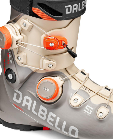 Närbild på Dalbello Veloce Space Dual 120 alpinpjäxa som visar BOA-systemet och orangea detaljer.