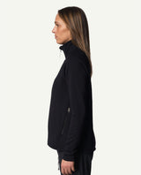 Houdini Power Up Jacket Women i svart, sidovy som visar den svarta damjackan på modell.