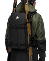Mammut Nirvana 28 - Svart ryggsäck för skidåkning och toppturer med skidor fästa på.