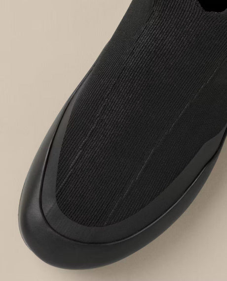 Närbild på Arc'teryx Kragg Mid Men i svart, som visar den slitstarka gummiförsedda tån och stickade ovandelen.