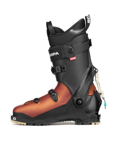 Scarpa F1 RS toppturspjäxa i svart och brun färg från sidan. Alpingaraget