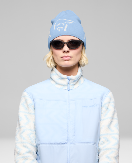 Norrøna /29 mid merinoUll Logo Beanie i färgnyansen Allure på modell med solglasögon