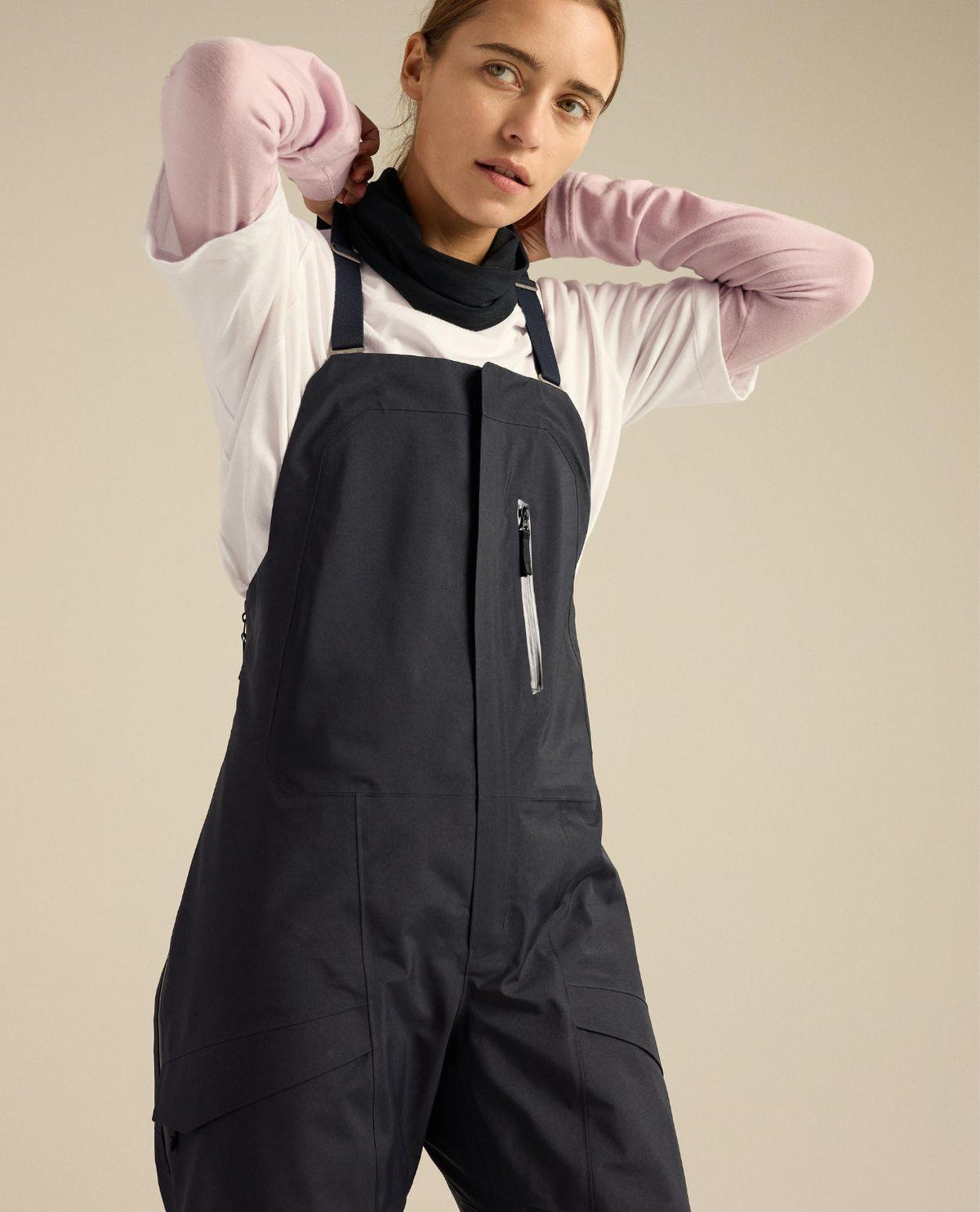Arc'teryx Sentinel Bib Women i svart modell med hängslen och bröstficka för damer.