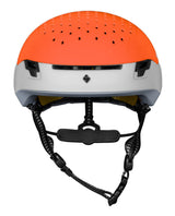 Sweet Protection Ascender Mips skidhjälm i Flame Orange sedd framifrån med fokus på ventilationsöppningar och spännen.