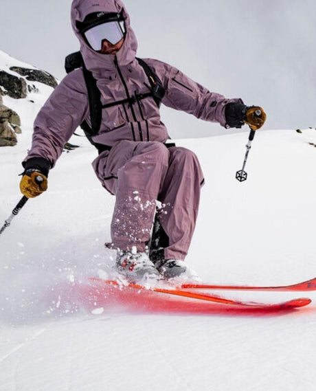 Nikolai Schirmer svänger i snön iklädd lila skalställ och Scarpa 4-Quattro PRO LE limiterade toppturspjäxor.