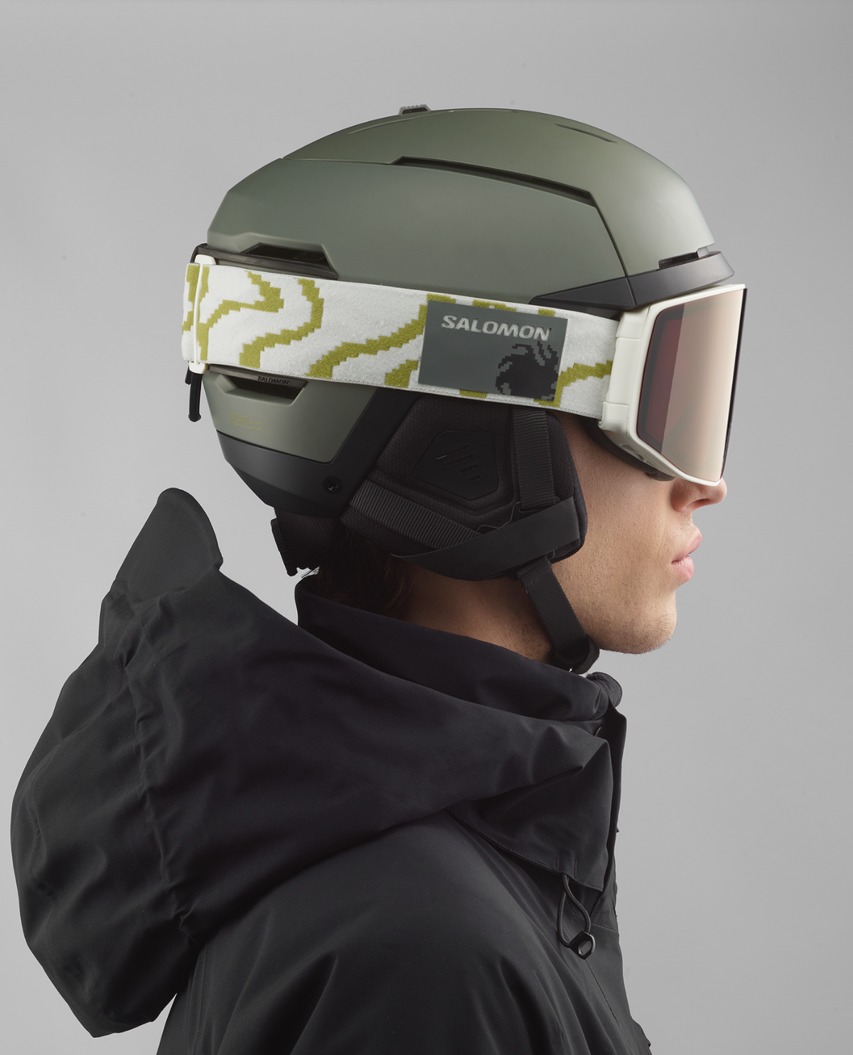 Salomon Arcane Prime MIPS skidhjelm i färgen Castor Gray på skidåkare.