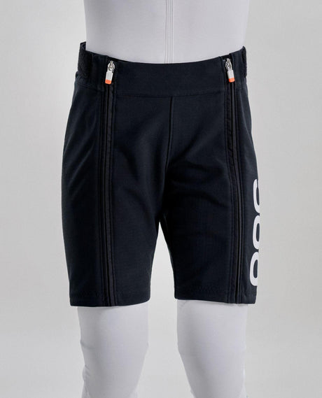POC Junior Race Shorts i svart färg visande juniormodellen för utförsåkning.