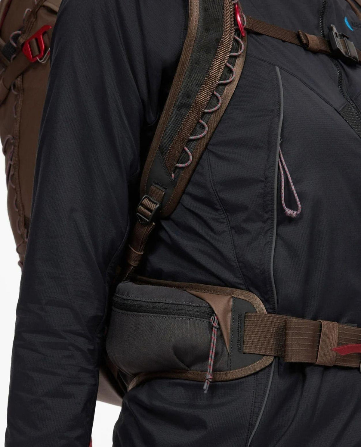 Klättermusen Gyme Backpack 25L i Slate Brown visar axelremmar och höftbälte på topptursryggsäcken.