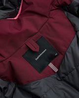 Närbild på inneretikett och logotyp i Peak Performance Gravity Insulated Jacket Junior.