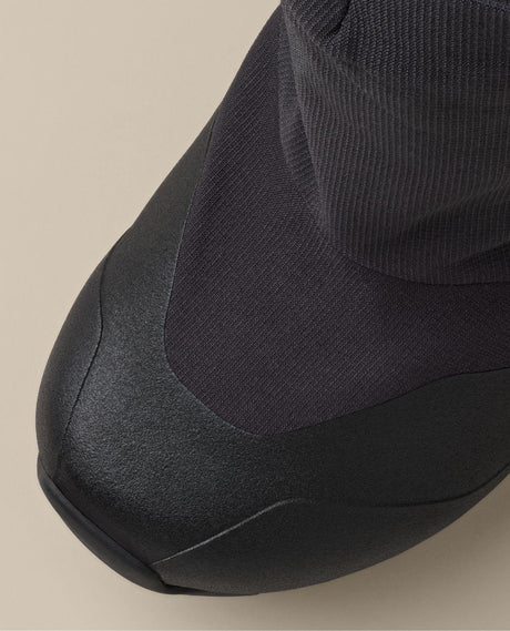 Arc'teryx Postour damstövlar i svart med detaljerad bild av tåparti och skaft.