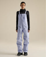 Arc'teryx Sentinel Bib Women skidbyxor i lila färg bärs av modell framifrån.