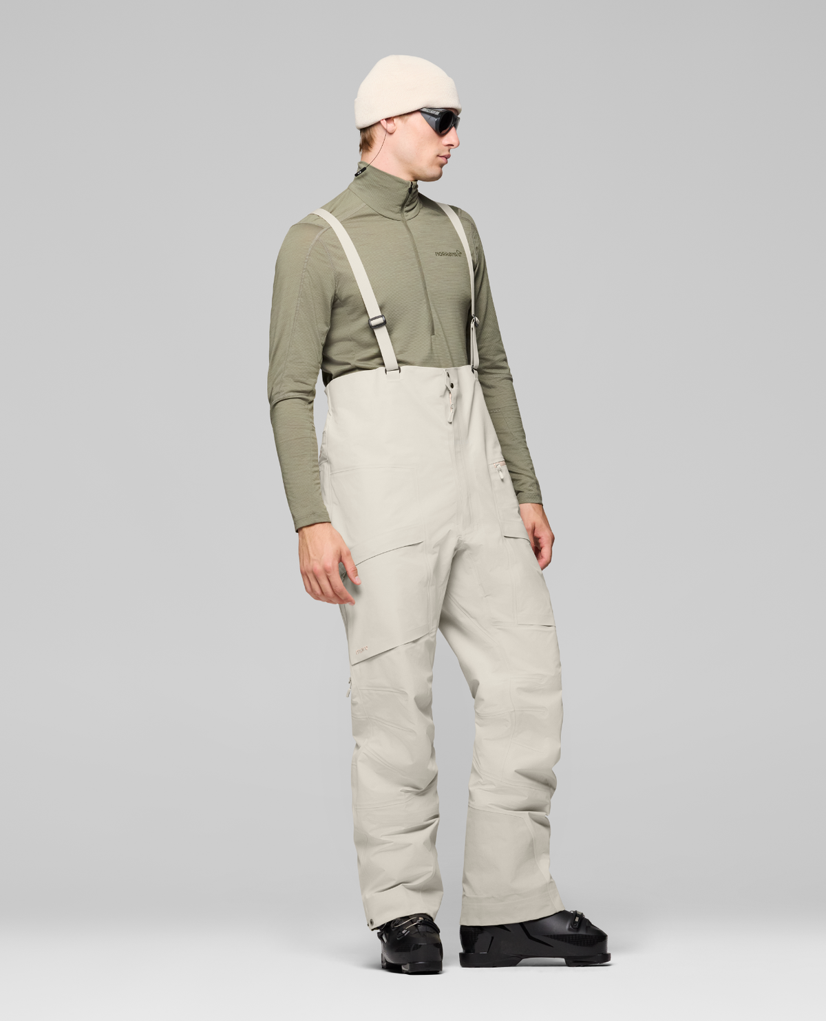 Norrøna Møre Gore-Tex Salopette Men i färgen oatmeal på skidåkare med pjäxar.