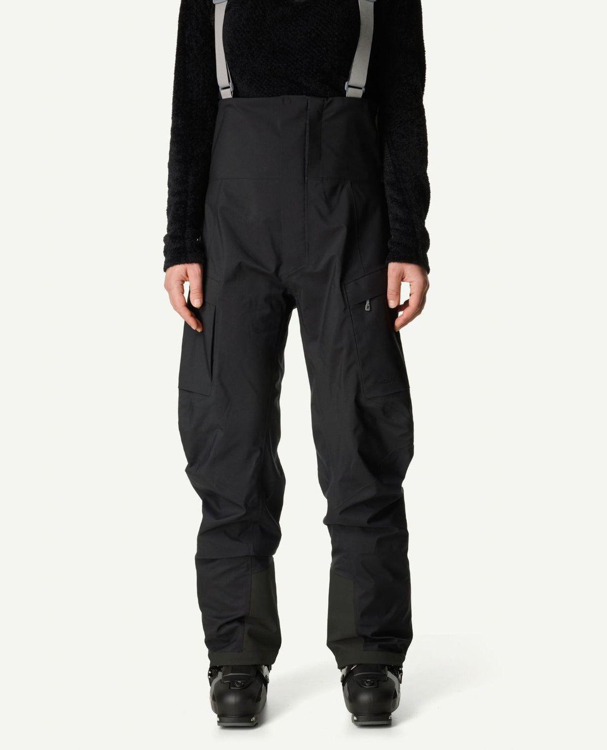 Houdini Rollercoaster Bib Pants dam i svart färg framifrån med hängslen.
