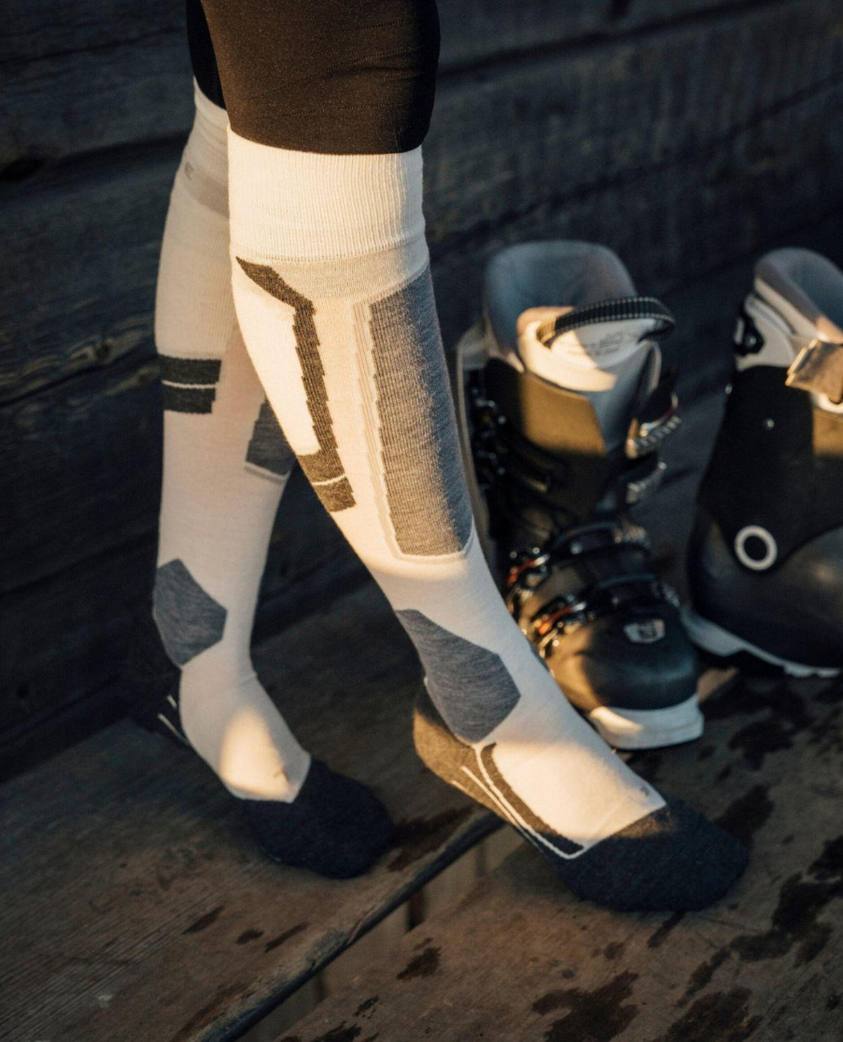 Falke SK4 Advanced damstrumpor i off-white färg som visar passformen tillsammans med pjäxor.