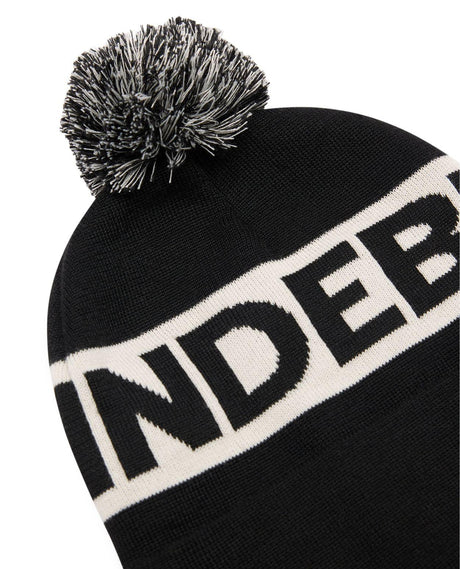 J.Lindeberg Tilo Beanie - Svart mössa med pompom och stor logotyp från Alpingaraget.