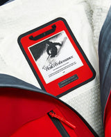 Närbild på inneretikett och logotyp i Peak Performance 40Y R&D Long Gore-Tex Shell Jacket för dam.