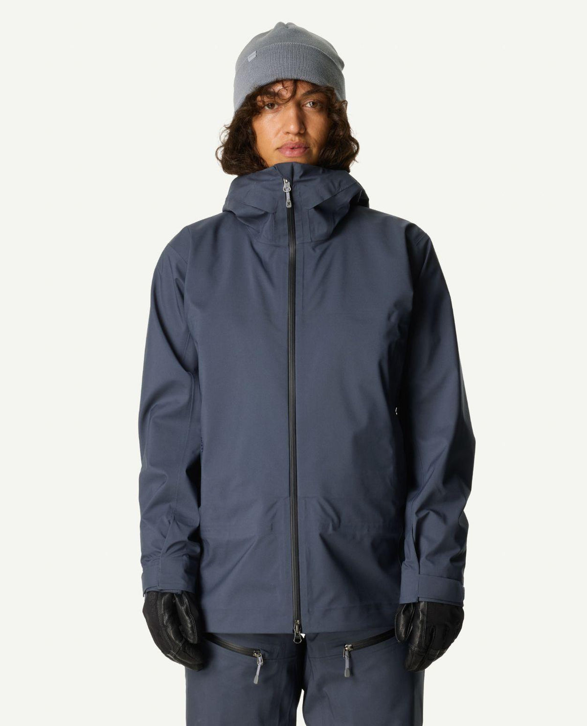 Houdini Ride Jacket II Women i färgen Hombre Blue på dammodell framifrån.