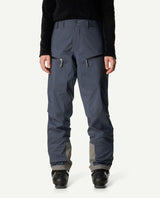 Houdini Ride Pants II dam i blått framifrån buret på modell med pjäxor.