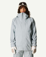 Kvinna i Houdini Rollercoaster Jacket II i färg breaker gray framifrån.