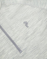Närbild på Peak Performance Magic Half Zip underställ för herr i grå melange med dragkedja och broderad logotyp.
