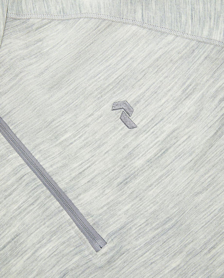 Närbild på Peak Performance Magic Half Zip underställ för herr i grå melange med dragkedja och broderad logotyp.