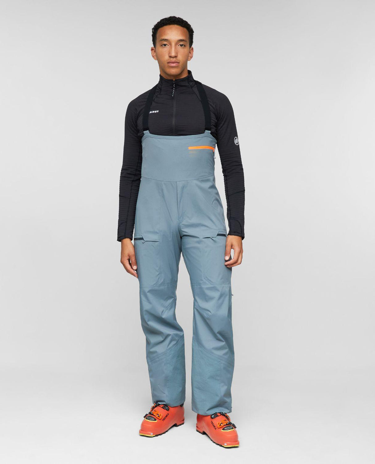 Mammut Haldigrat HS Bib Pants Men i färgen strata som bärs av modell för friåkning och toppturer.