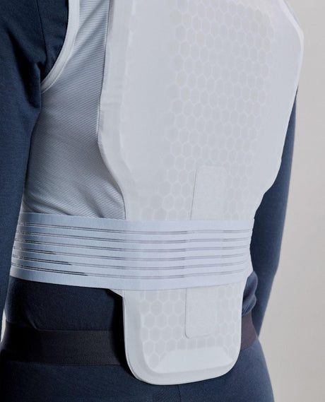 POC VPD Max Race Vest i vitt, ett smidigt ryggskydd för alpina skidåkare med ventilerande mesh och säker passform.