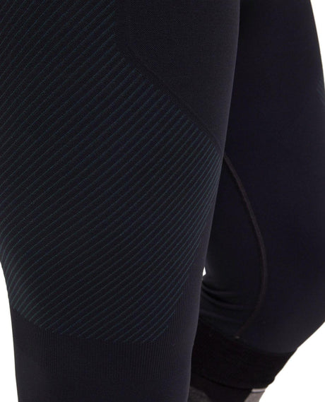 Närbild som visar det svarta, ribbade funktionsmaterialet på Falke Warm Long Tights för herrar.