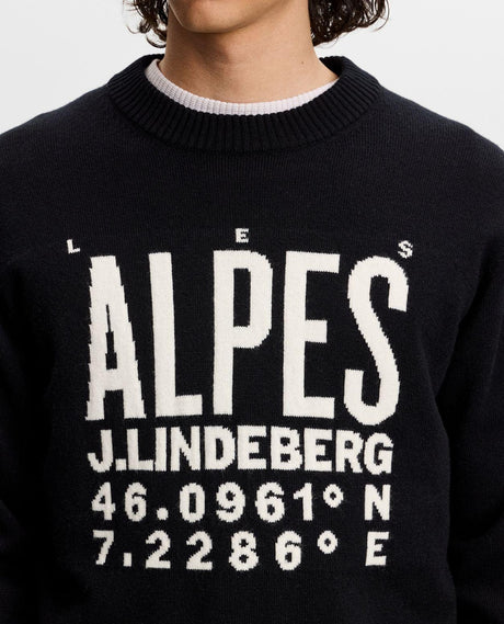 J.Lindeberg William svart stickad herrcrweater med detaljerad text på bröstet.