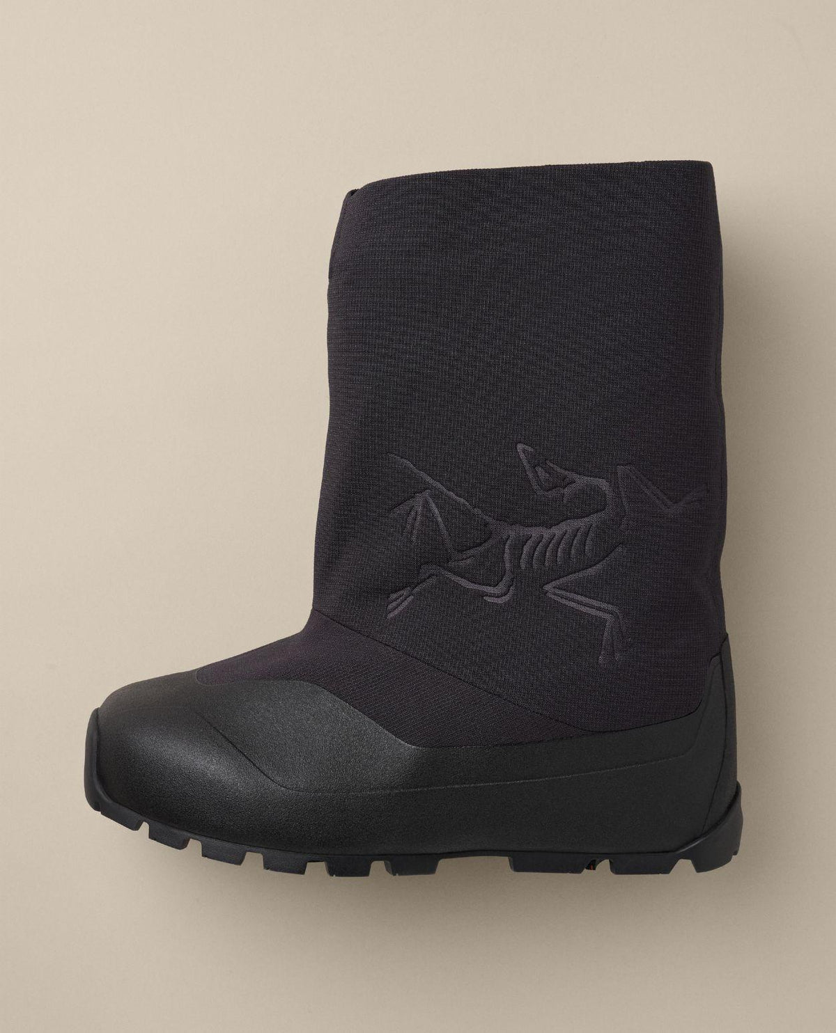 Arc'teryx Postour Women i svart med GORE-TEX och Vibram-sula, en varm återhämtningssko för dam.