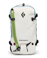 Black Diamond Helio 22 Backpack - Chalk med isyxan fäst i en vit topptursryggsäck