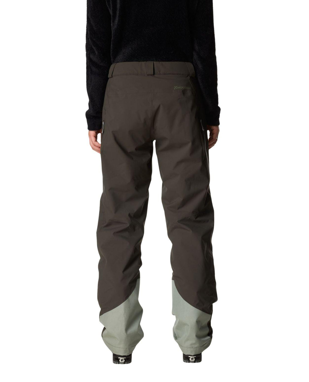 Bakifrånvy av Houdini Ride Insulated Pants dam i färgen grön illusion, som visar byxornas passform och detaljer.