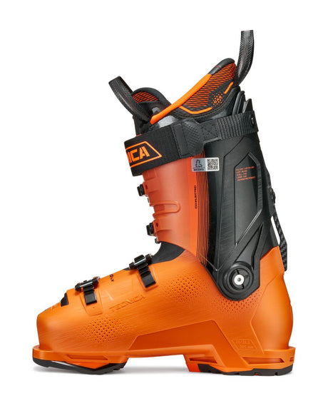 Tecnica Mach1 LV 130 orange alpinpjäxa sedd från sidan med svarta spännen.